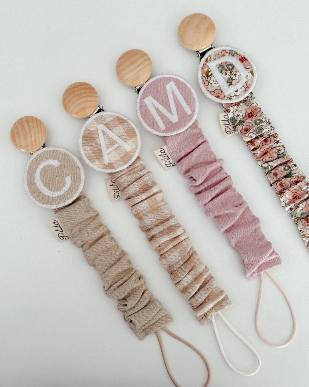 Chupetero personalizado con inicial bordada