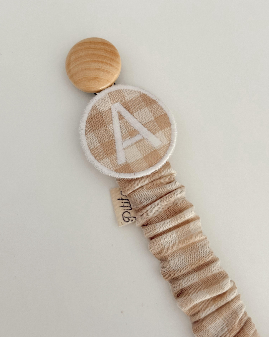 Chupetero personalizado con inicial bordada