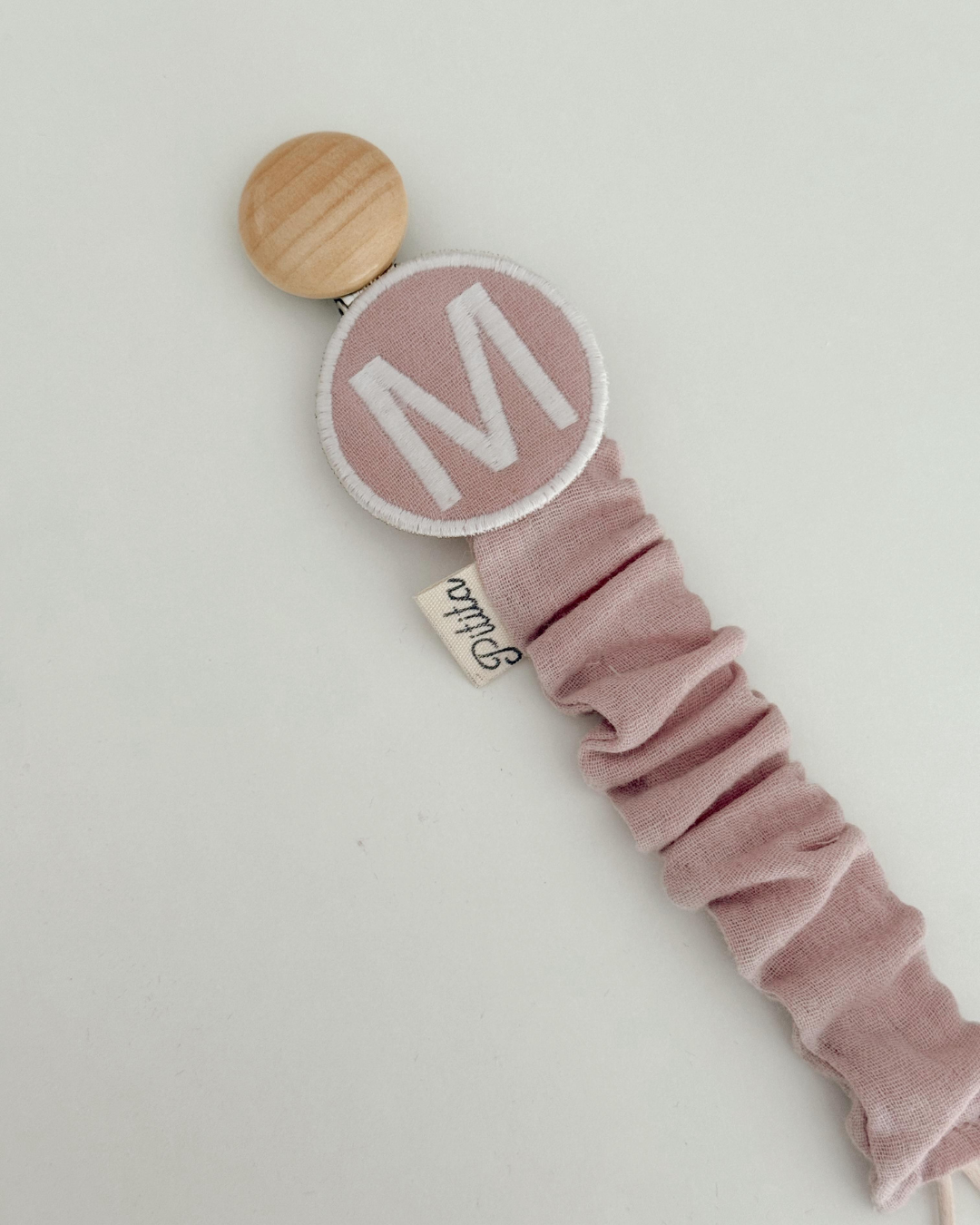 Chupetero personalizado con inicial bordada