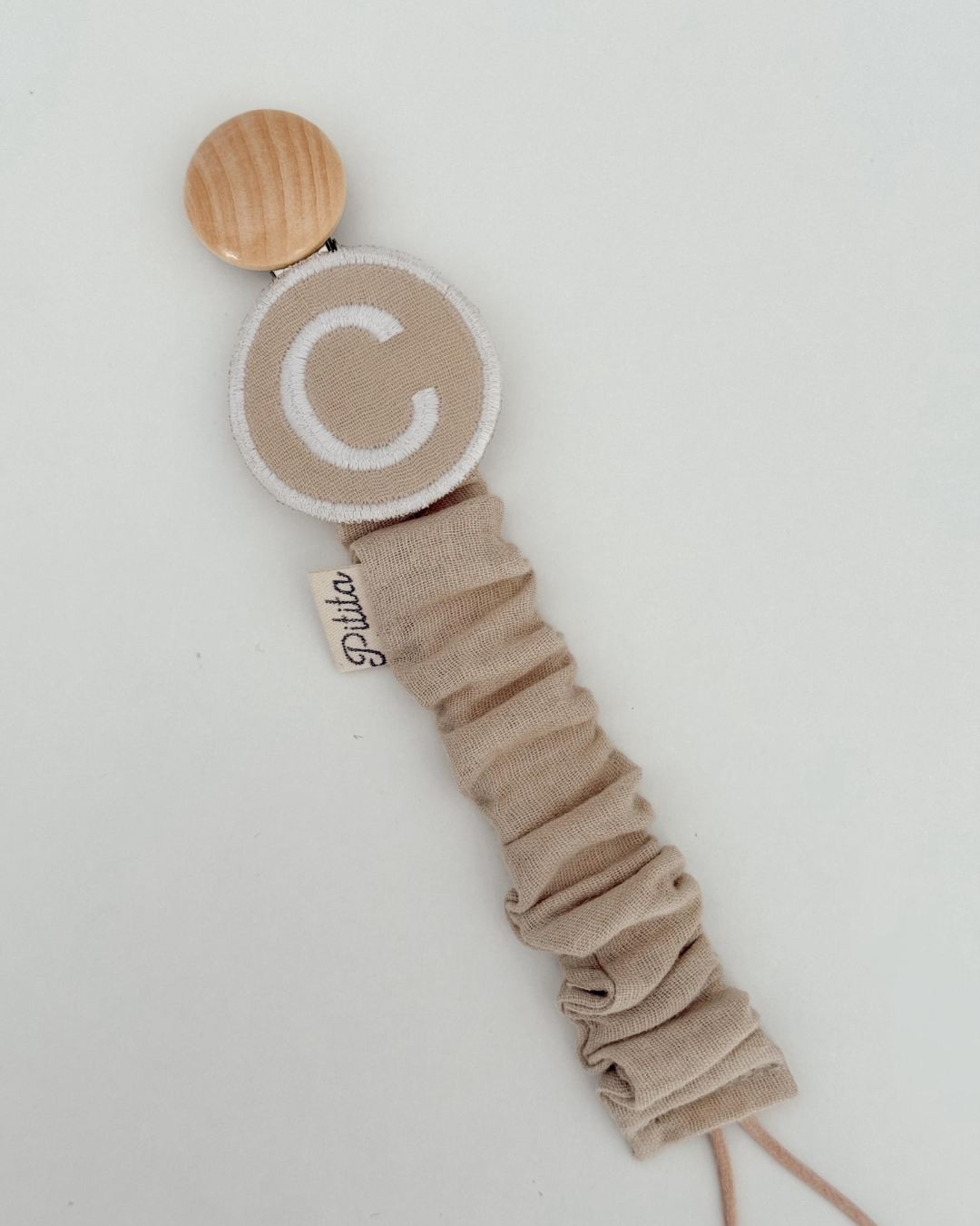 Chupetero personalizado con inicial bordada