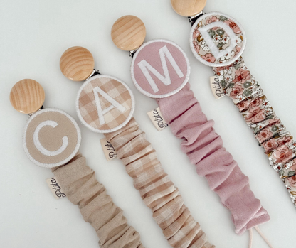 Chupetero personalizado con inicial bordada
